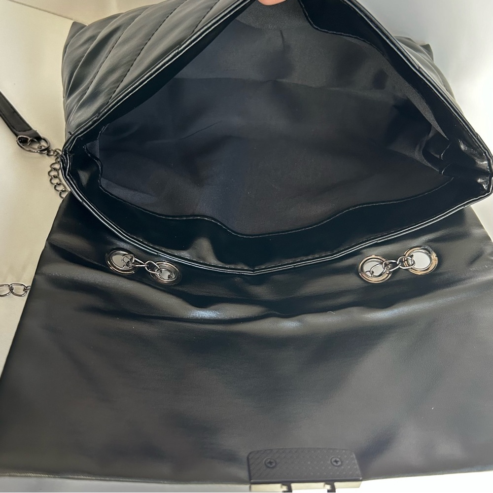 🌸NWT Black Vegan Leather Crossbody Bag. Chevron Design. - Picture 6 of 8